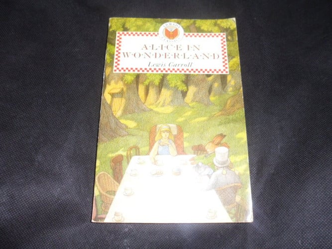 Alice in Wonderland (Classics) [Import] [Paperback] by LEWIS CARROLL