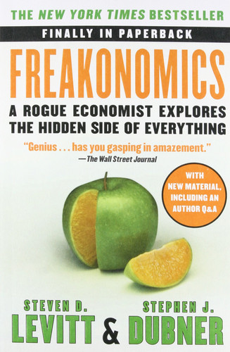 Freakonomics: A Rogue Economist Explores the Hidden Side of Everything [Paperback] [Jan 01, 2013] Levitt, Steven D.